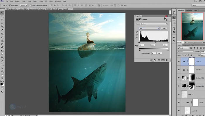 合成在海上被鲨鱼追逐的小孩子_我爱模板网