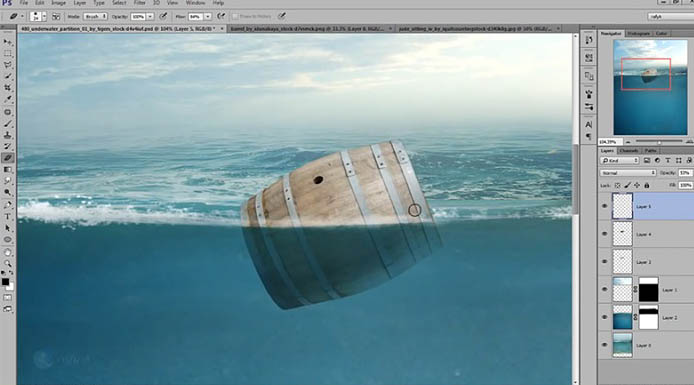 合成在海上被鲨鱼追逐的小孩子_我爱模板网