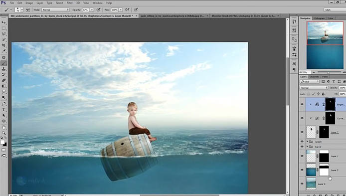 合成在海上被鲨鱼追逐的小孩子_我爱模板网