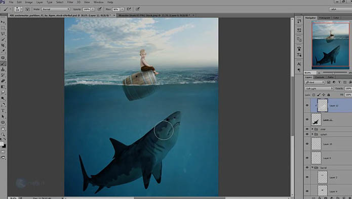 合成在海上被鲨鱼追逐的小孩子_我爱模板网